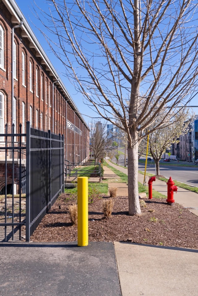 1400 Rosa L Parks Blvd Unit 318, Nashville, TN 37208 - view of yard with fence