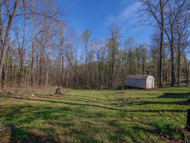 1047 Fort Hl, Portland, TN 37148 - view of yard with a wooded view, an outbuilding, and a storage unit