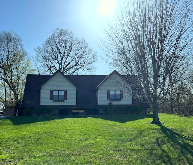 view of front of property with a front yard