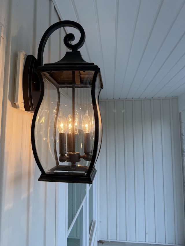 1168 N Franklin Ave, Cookeville, TN 38501 - detailed view of a chandelier