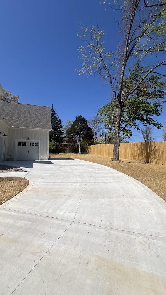 1168 N Franklin Ave, Cookeville, TN 38501 - view of patio / terrace with an attached garage and driveway