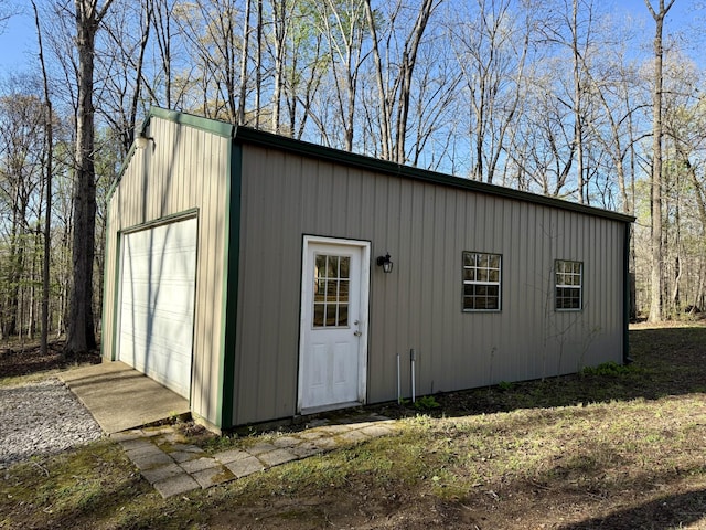 view of outdoor structure with driveway and an outdoor structure