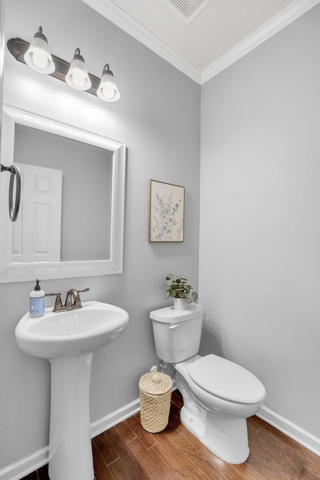 114 Suggs Dr, Lebanon, TN 37087 - bathroom with crown molding, visible vents, toilet, wood finished floors, and baseboards