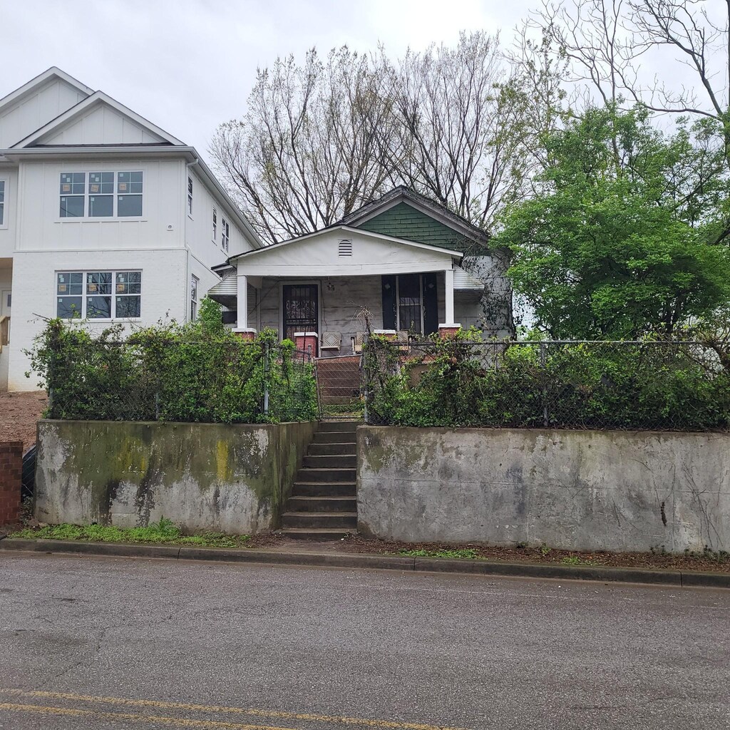 view of front facade featuring a porch and stairway