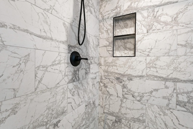 room details featuring a tile shower