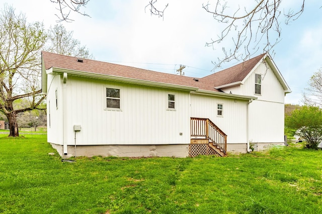 375 Mount Vernon Rd, Bethpage, TN 37022 - rear view of house featuring roof with shingles and a lawn