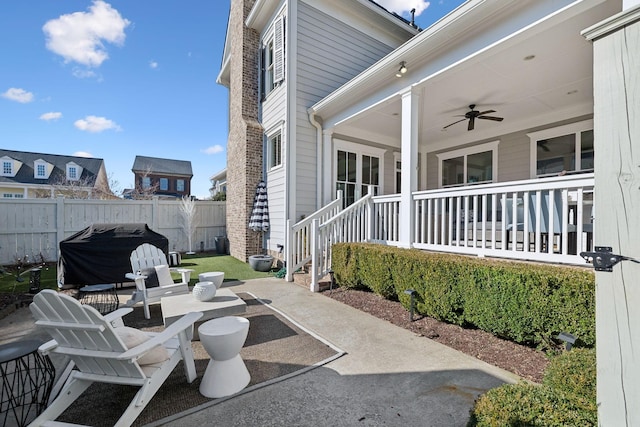 view of patio / terrace featuring covered porch, grilling area, fence, and ceiling fan