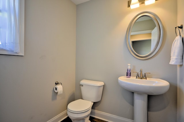 824 Crestone Ln, Clarksville, TN 37042 - half bathroom with a sink, toilet, and baseboards