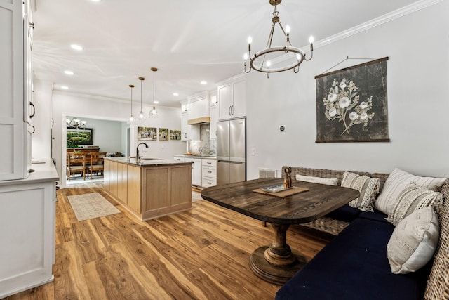 1132 Roseland Dr, Columbia, TN 38401 - interior space featuring light wood-style floors, visible vents, an inviting chandelier, and crown molding