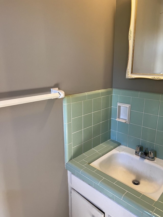 728 Robert Burns Dr, Nashville, TN 37217 - bathroom with vanity and backsplash
