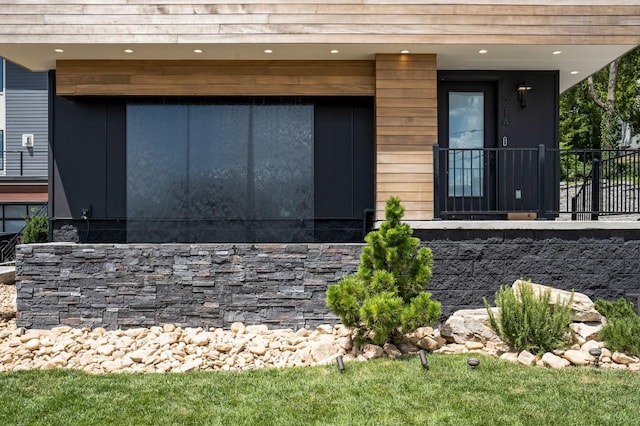 entrance to property with fence