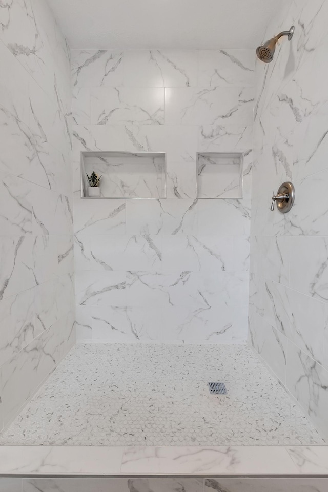 full bathroom featuring a tile shower