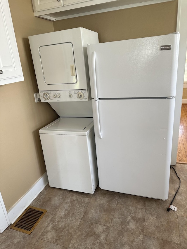 309 3rd Ave Unit 40, Fayetteville, TN 37334 - clothes washing area featuring baseboards, stacked washer / dryer, laundry area, and visible vents
