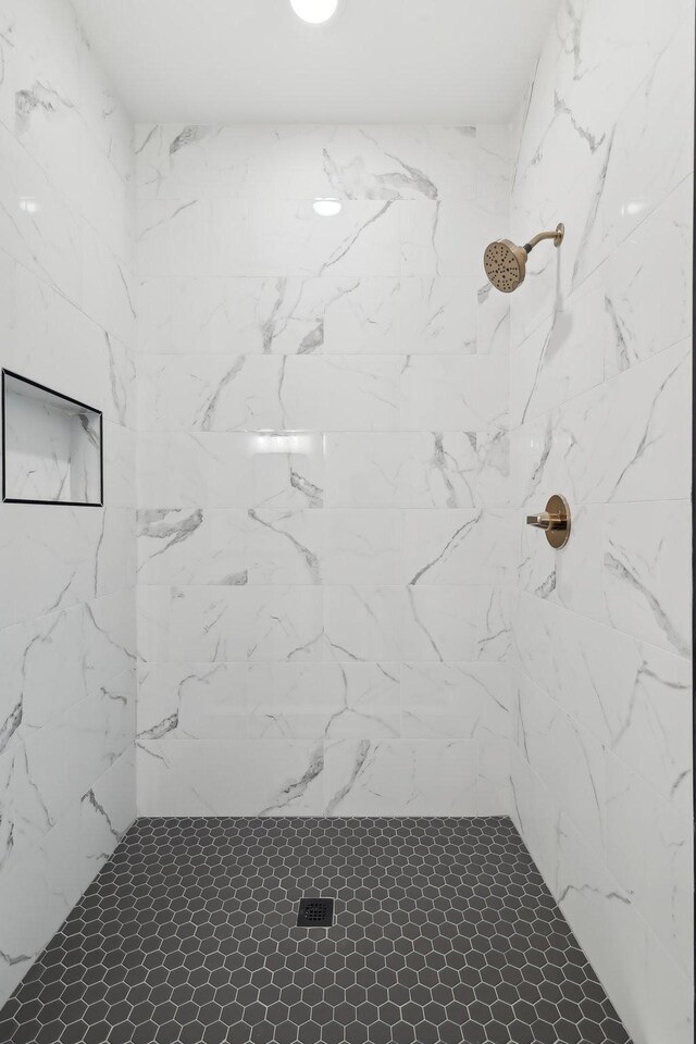 236 Amos Cir, Lafayette, TN 37083 - full bathroom featuring a tile shower
