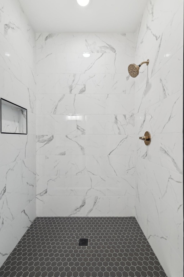 bathroom featuring a tile shower