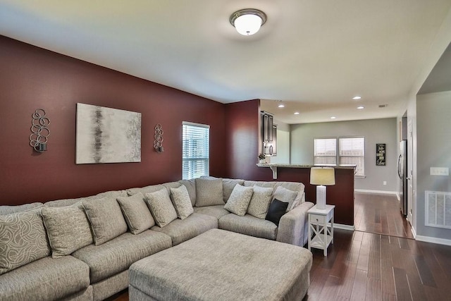 living area with dark wood-style flooring, baseboards, visible vents, and recessed lighting