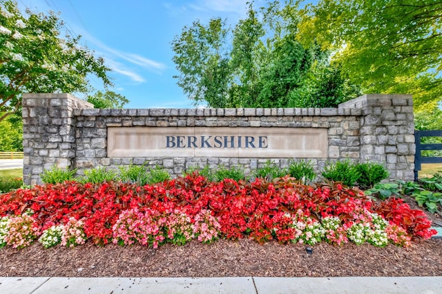 view of community / neighborhood sign