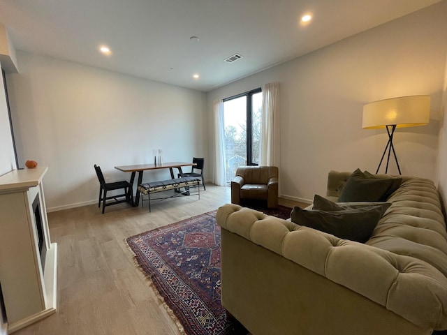 living room with visible vents, light wood-style flooring, recessed lighting, and baseboards