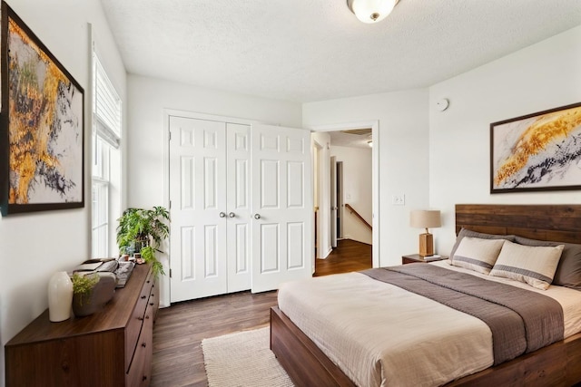 213 Nashua Ct, Murfreesboro, TN 37128 - bedroom featuring a textured ceiling, a closet, and dark wood finished floors