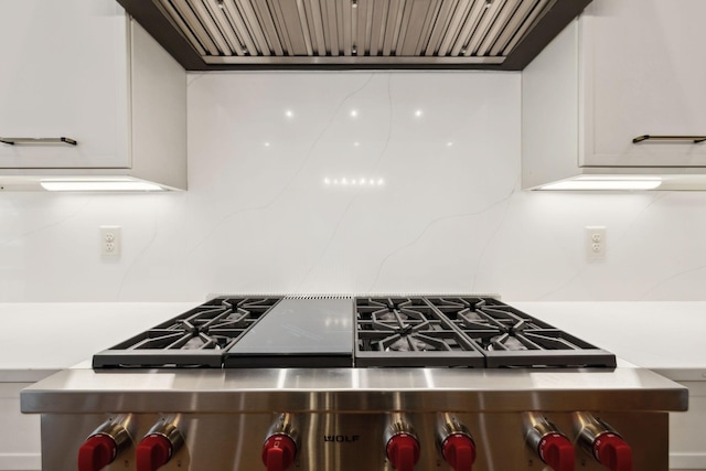 521 Mansion Dr, Brentwood, TN 37027 - kitchen with premium range, light countertops, backsplash, white cabinetry, and extractor fan