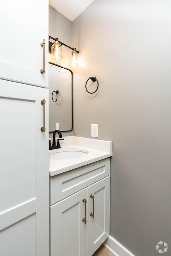 2129 Acklen Ave Unit 12, Nashville, TN 37212 - bathroom featuring baseboards and vanity