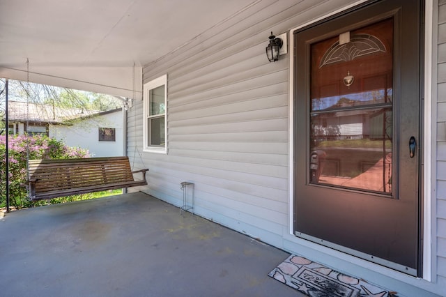 doorway to property with covered porch