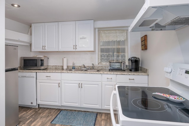 kitchen with under cabinet range hood, dark wood-type flooring, a sink, and appliances with stainless steel finishes