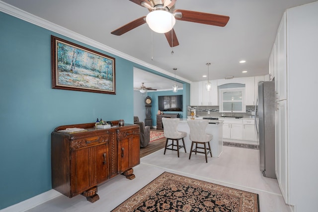 dining area featuring recessed lighting, light wood-style floors, a ceiling fan, and ornamental molding