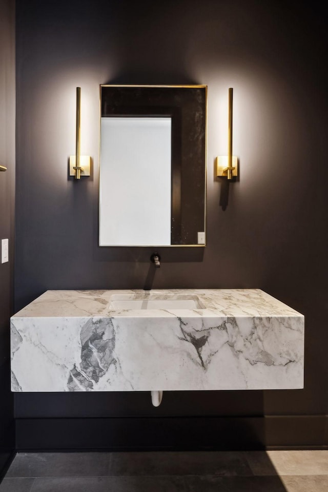 6004 Jocelyn Hollow Rd, Nashville, TN 37205 - bathroom featuring a sink