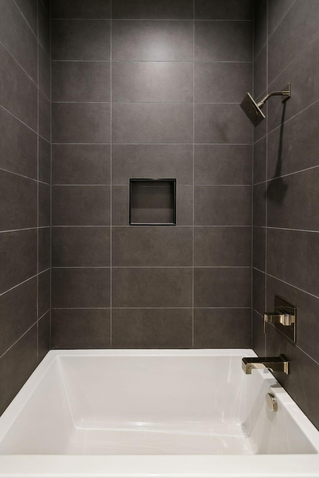 6004 Jocelyn Hollow Rd, Nashville, TN 37205 - full bathroom featuring shower / tub combination