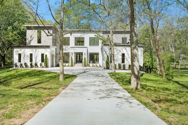 6004 Jocelyn Hollow Rd, Nashville, TN 37205 - view of front facade with driveway, stucco siding, and a front lawn