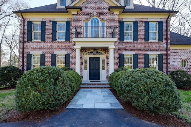 6021 Jocelyn Hollow Rd, Nashville, TN 37205 - colonial house with roof with shingles, brick siding, and a balcony
