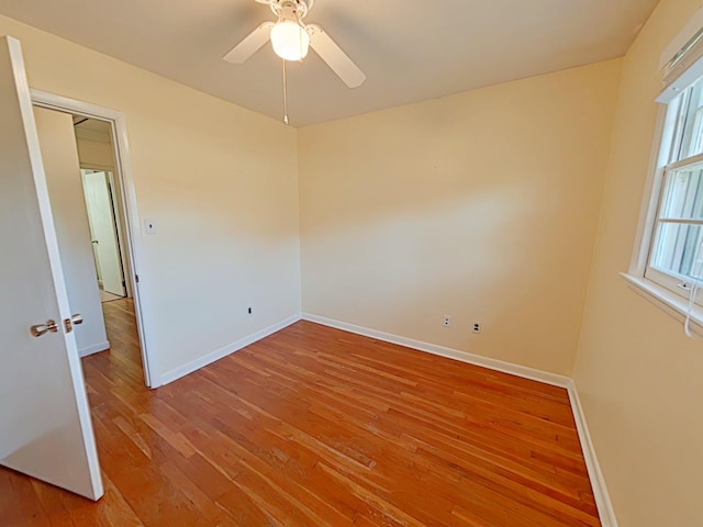 unfurnished room featuring light wood-style flooring, ceiling fan, and baseboards