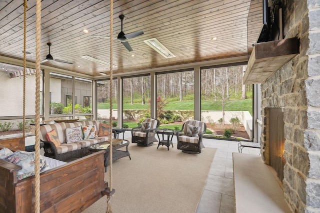 sunroom / solarium featuring outdoor lounge area and ceiling fan