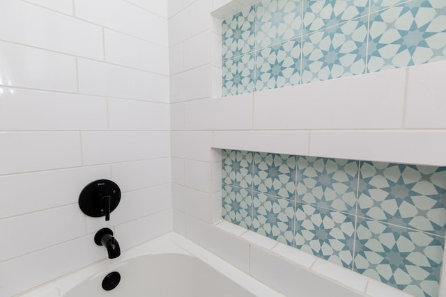 1411 Newmans Trl, Hendersonville, TN 37075 - full bathroom featuring a bathtub