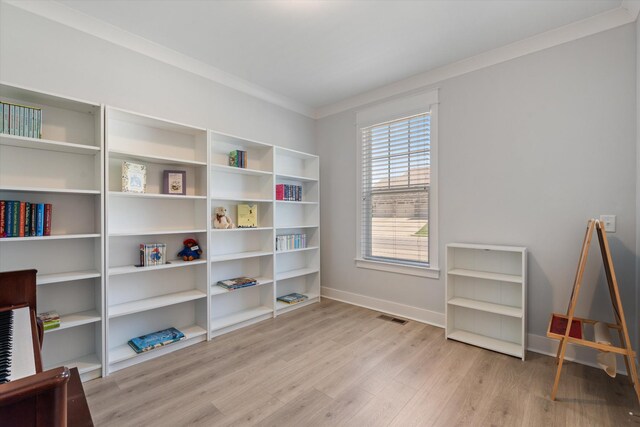900 Easton Dr, Mount Juliet, TN 37122 - interior space featuring light wood-style flooring, crown molding, baseboards, and visible vents