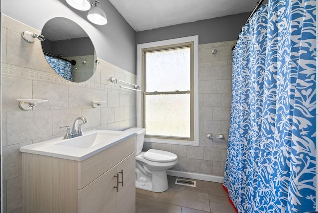 116 Dave Dr, Clarksville, TN 37042 - bathroom with toilet, visible vents, a wealth of natural light, and tile walls
