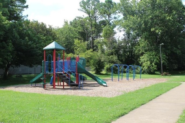 116 Dave Dr, Clarksville, TN 37042 - community playground with a lawn