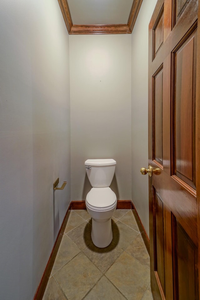 107 Geers Ct, Lebanon, TN 37087 - bathroom with baseboards, crown molding, and toilet