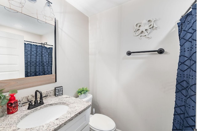 full bath with toilet, curtained shower, and vanity