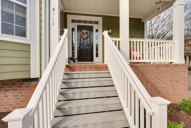 entrance to property featuring covered porch