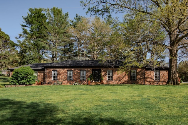 ranch-style house featuring a front yard