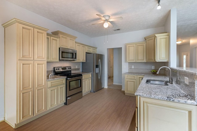 1007 Whitley Pl, Hendersonville, TN 37075 - kitchen featuring cream cabinets, a sink, a ceiling fan, and stainless steel appliances