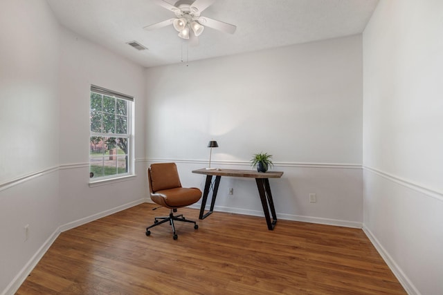 1007 Whitley Pl, Hendersonville, TN 37075 - sitting room featuring wood finished floors, baseboards, a ceiling fan, and visible vents