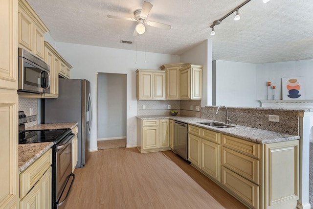 1007 Whitley Pl, Hendersonville, TN 37075 - kitchen featuring stainless steel appliances, visible vents, a sink, and cream cabinets