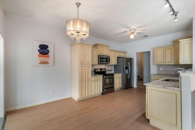 1007 Whitley Pl, Hendersonville, TN 37075 - kitchen featuring stainless steel appliances, a sink, cream cabinets, and decorative backsplash