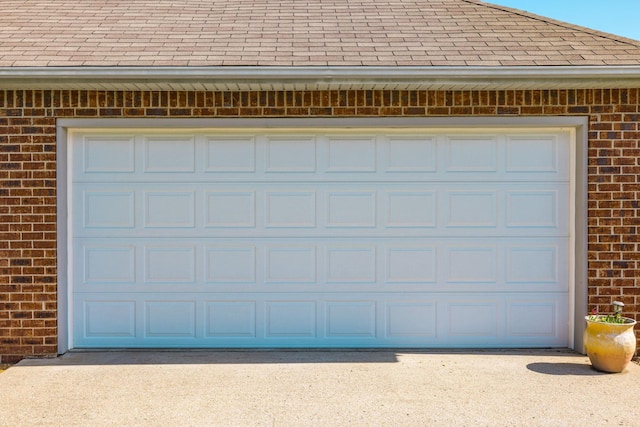 2403 English Hill Dr, Murfreesboro, TN 37130 - garage featuring driveway