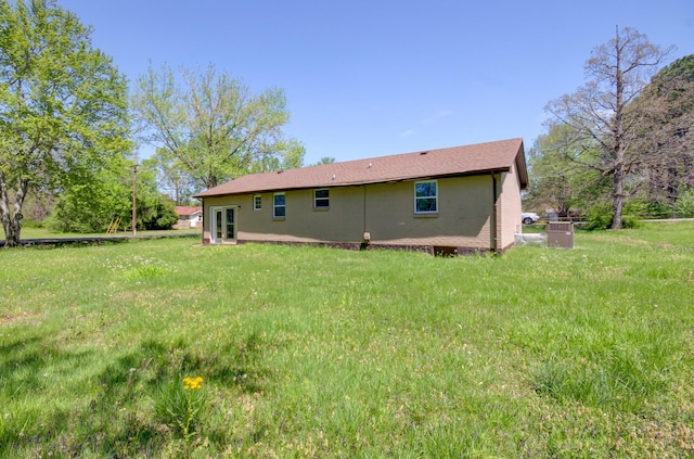 back of house featuring a yard