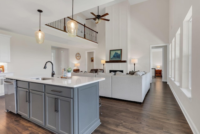 kitchen featuring dark wood-style floors, ceiling fan, a sink, and gray cabinets