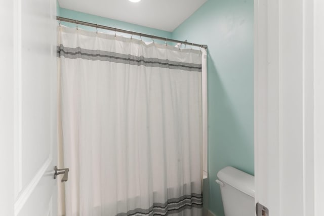 full bath featuring curtained shower and toilet